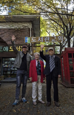 2024년 도서관교회 앞에서 장웅일 목사, 권영옥 사모와 함께 한 장대은 목사