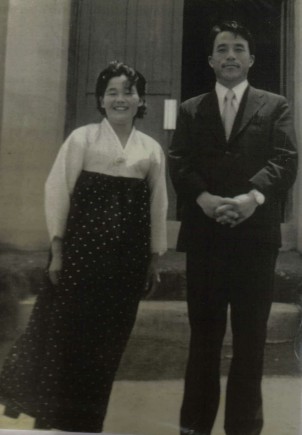 1970년대 초 선광교회 앞에서 장웅일 목사, 권영옥 사모